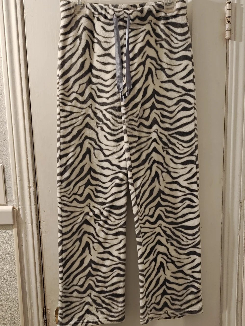 KC Cozy Gray & White Zebra Print Lounge Pants, Size Large.